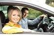 Foto: Portrait of young beautiful couple sitting in the car Portrait of young beautiful couple sitting in the car