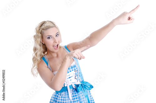 Photo: Junge Frau isoliert mit Dirndl deutet auf etwas hin Junge Frau isoliert mit Dirndl deutet auf etwas hin