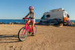 Foto: Travel with camper, beauty girl on summer vacation Travel with camper, beauty girl on summer vacation