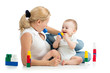 Foto: baby boy and mother playing together with construction set toy baby boy and mother playing together with construction set toy