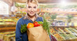 Foto: woman shopping for fruits and vegetables in produce department o woman shopping for fruits and vegetables in produce department o