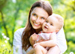 Foto: Beautiful Mother And Baby outdoors. Nature Beautiful Mother And Baby outdoors. Nature