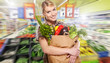 Foto: woman shopping for fruits and vegetables in produce department o woman shopping for fruits and vegetables in produce department o