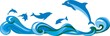 Прыгающие над волнами дельфины в море