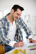 Foto: Man designing new house interior Man designing new house interior