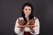 женщина с глиняными горшками