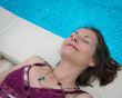 détente au bord de la piscine