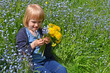 kind in blumenwiese
