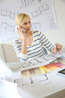 Foto: Woman architect on the phone Woman architect on the phone