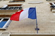 Foto: Drapeau tricolore sur une façade Drapeau tricolore sur une façade