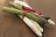 Photo: Spargel weiß und grün auf Holztisch Spargel weiß und grün auf Holztisch
