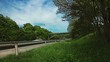 Bewegter Zeitraffer an Autobahn Brücke mit Verkehr außerorts