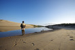 pêcheur à l'embouchure du courant d'huchet - landes