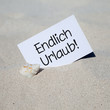 Foto: Muschel im Sand mit Karte ENDLICH URLAUB Muschel im Sand mit Karte ENDLICH URLAUB