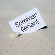 Muschel im Sand mit Karte SOMERFERIEN