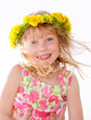 Foto: Close-up of a cute little girl wearing floral wreath Close-up of a cute little girl wearing floral wreath