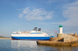Transportschiff - Fähre - legt im Hafen an