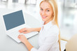 Foto: Young business woman using laptop Young business woman using laptop