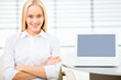 Foto: Young business woman using laptop Young business woman using laptop