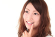 白い歯の女性