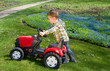 Photo: Klienkind schiebt Traktor Klienkind schiebt Traktor