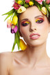 Foto: beauty woman portrait with wreath from flowers on head over whit beauty woman portrait with wreath from flowers on head over whit