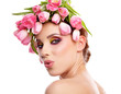 Foto: beauty woman portrait with wreath from flowers on head over whit beauty woman portrait with wreath from flowers on head over whit