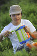 Enfant observant la nature avec une loupe
