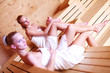 junge Frauen in der Sauna