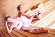 junge Frauen in der Sauna