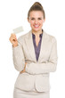 Foto: Smiling business woman showing business card Smiling business woman showing business card