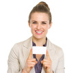 Foto: Happy business woman showing business card Happy business woman showing business card