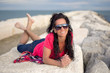 Photo: Schöne lächelnde Frau am Meer mit Sonnenbrille Schöne lächelnde Frau am Meer mit Sonnenbrille