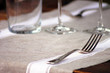 Fourchette sur table de restaurant dressée