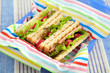 Sandwich mit Radieschen und Salat