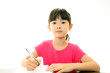 勉強に励む女の子