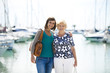 Nonna e nipote al porto turistico