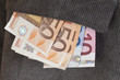 Euroscheine stecken in der Tasche von einem Jacket