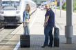 Photo: Paar mit Koffer auf dem Bahnsteig Paar mit Koffer auf dem Bahnsteig