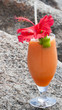 Foto: cocktail exotique sur rocher de plage cocktail exotique sur rocher de plage