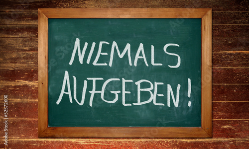 Illustration: Kreidetafel - NIEMALS AUFGEBEN Kreidetafel - NIEMALS AUFGEBEN
