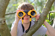 Junge mit Fernglas