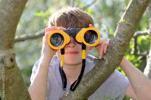 Photo: Junge mit Fernglas Junge mit Fernglas