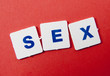 mot sex sur fond rouge