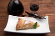 Fetta di torta di mele e aleatico