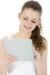 Junge Frau bedient Tablet-PC