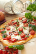 Pizza mit Tomaten und Pilzen