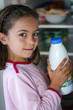 attraper le lait au réfrigérateur