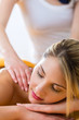 Wellness - Frau erhält Rückenmassage in Spa