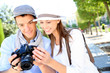 Foto: Cheerful couple with photo camera in touristic area Cheerful couple with photo camera in touristic area